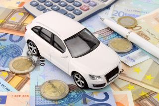 Foto: Geldscheine, Taschenrechner und Modellauto